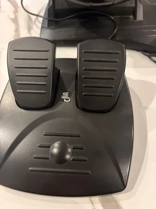 Volante gamer con pedales