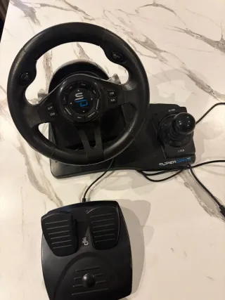 Volante gamer con pedales