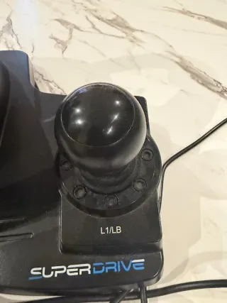 Volante gamer con pedales