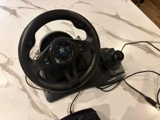 Volante gamer con pedales