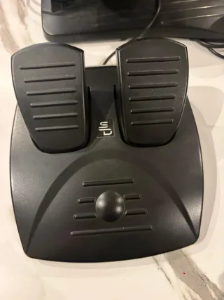 Volante gamer con pedales