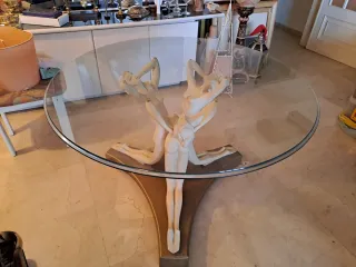 Mesa redonda cristal salón figuras