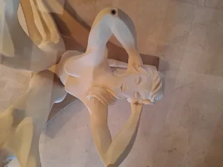 Mesa redonda cristal salón figuras