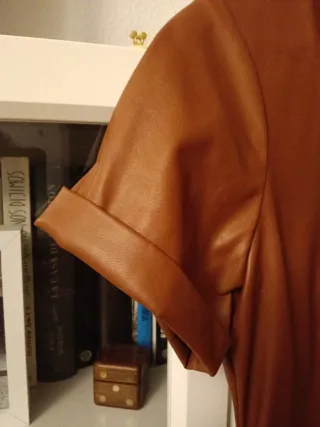 Vestido símil cuero marrón