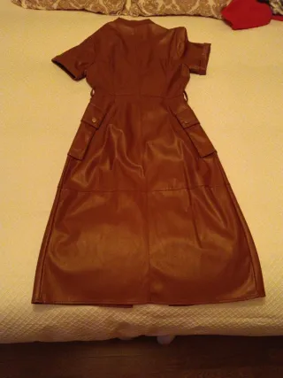 Vestido símil cuero marrón