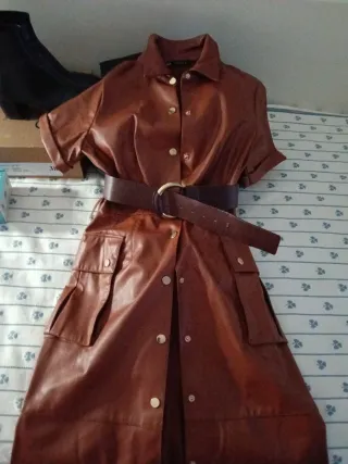 Vestido símil cuero marrón