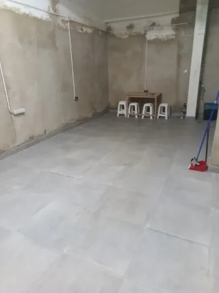 LOCAL A PIE DE CALLE CON PUERTA ENROLLABLE.