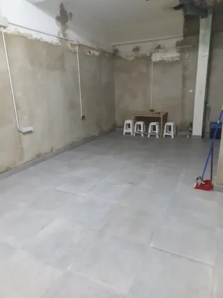 LOCAL A PIE DE CALLE CON PUERTA ENROLLABLE.