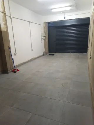 LOCAL A PIE DE CALLE CON PUERTA ENROLLABLE.