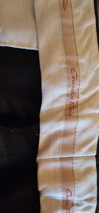 Pantalón de vestir negro con pinzas.