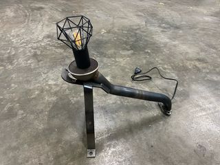 Lámpara hecha a mano con piezas camion