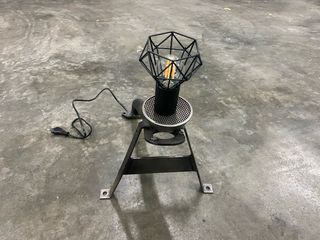 Lámpara hecha a mano con piezas camion