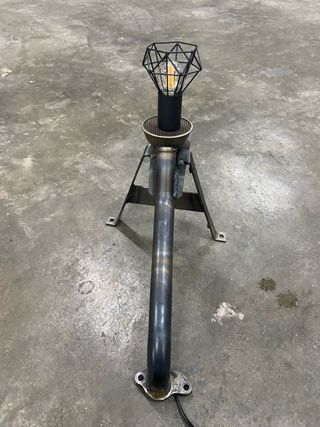 Lámpara hecha a mano con piezas camion