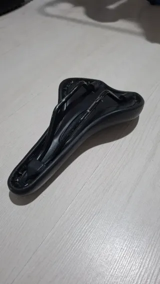 Sillín de bicicleta negro