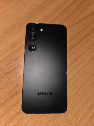 Samsung Galaxy S23 256GB + 4 Cover