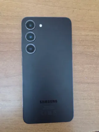 Samsung Galaxy S23 256GB + 4 Cover