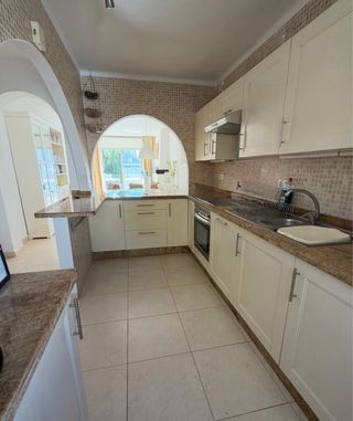 cocina con todo, incluida encimera de mármol