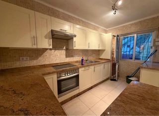 cocina con todo, incluida encimera de mármol