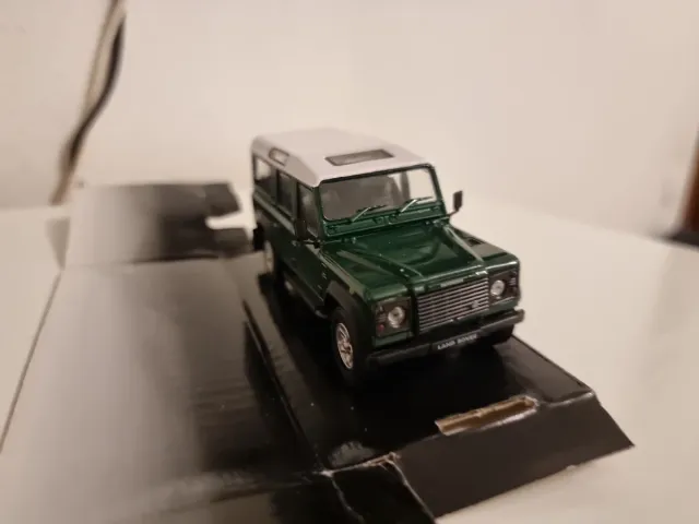 Land Rover Defender Largo 1:43