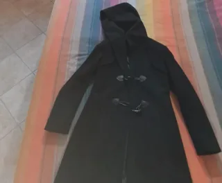 Cappottino nero con cappuccio e alamari