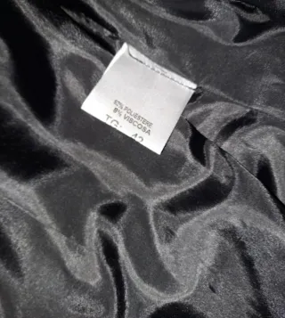 Cappottino nero con cappuccio e alamari