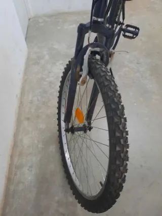 Bicicleta de montaña negra
