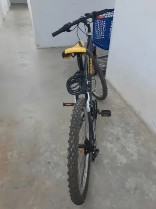 Bicicleta de montaña negra