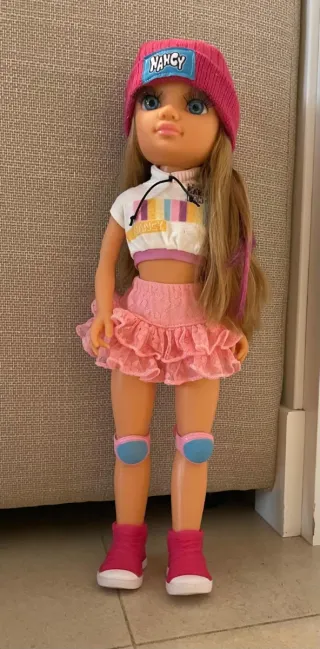 Nancy Patines Muñeca con Skate y Accesorios