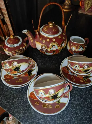 Juego de té antiguo bordó con figuras