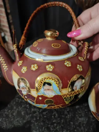 Juego de té antiguo bordó con figuras