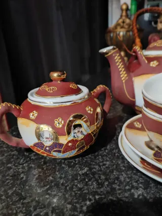 Juego de té antiguo bordó con figuras