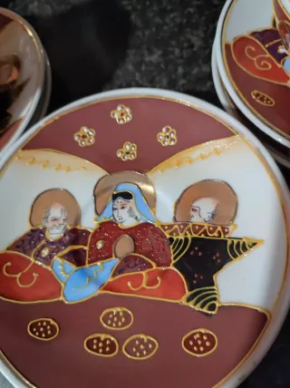 Juego de té antiguo bordó con figuras