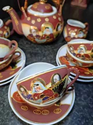 Juego de té antiguo bordó con figuras