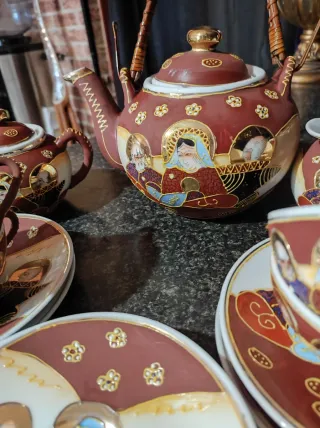 Juego de té antiguo bordó con figuras