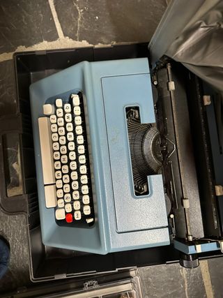 Máquina de escribir Olivetti azul