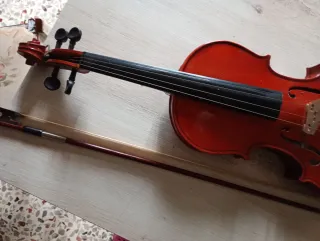 Violino rosso con archetto