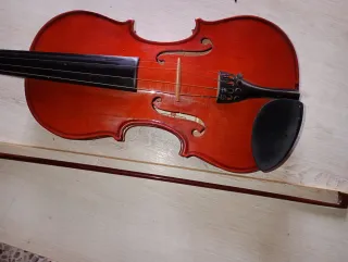 Violino rosso con archetto