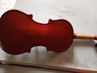 Violino rosso con archetto