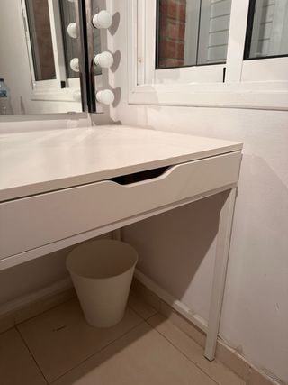 Scrivania bianca con cassetti