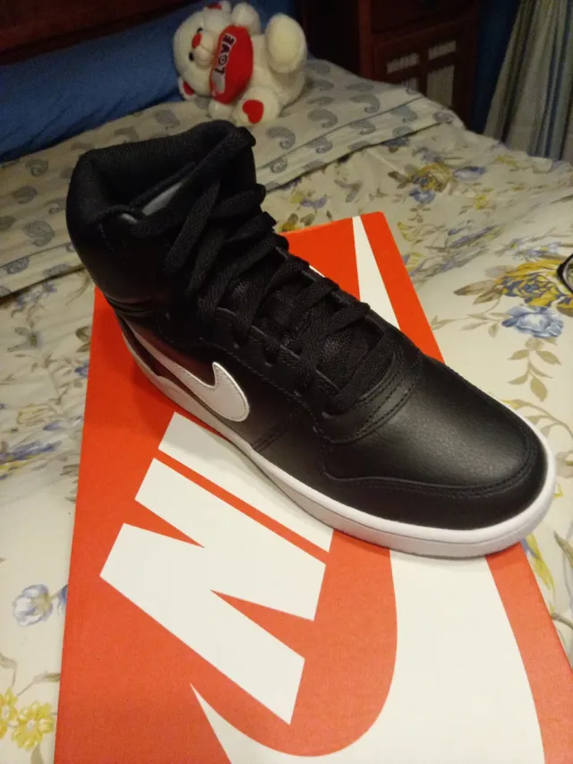 Botas Nike negras y blancas a estrenar de mujer