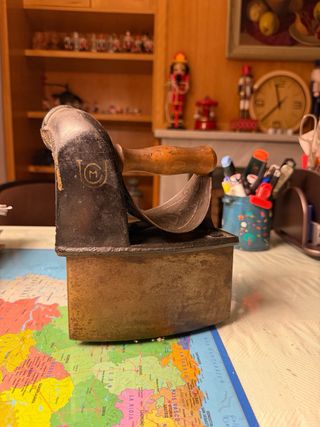 Plancha antigua carbón depósito base hierro