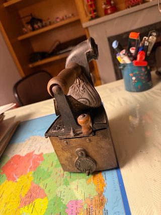 Plancha antigua carbón depósito base hierro