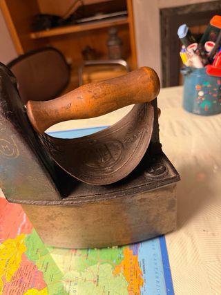 Plancha antigua carbón depósito base hierro