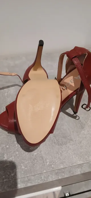 Zapatos de tacón rojos con pulsera