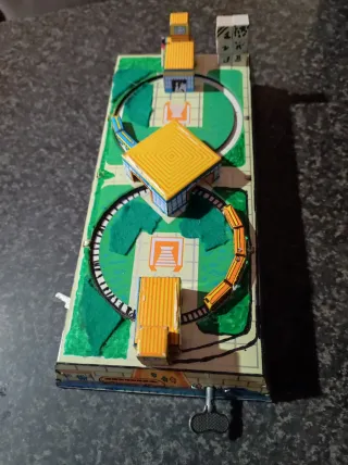 Maqueta tren miniatura mecánico antiguo