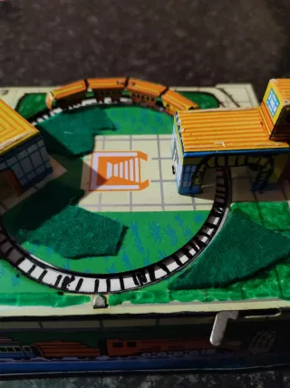 Maqueta tren miniatura mecánico antiguo