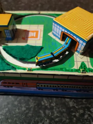 Maqueta tren miniatura mecánico antiguo