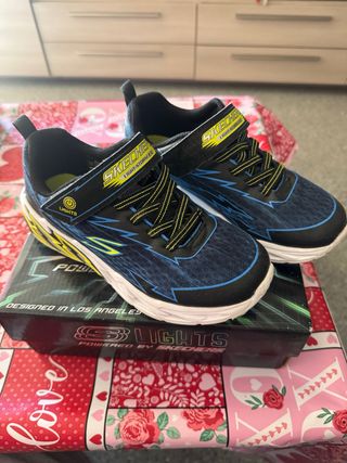 Zapatillas marca Skechers para niño