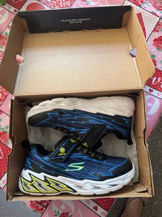 Zapatillas marca Skechers para niño