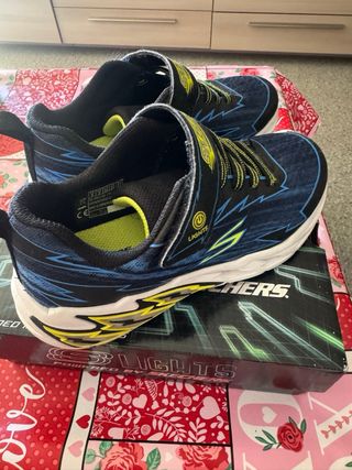 Zapatillas marca Skechers para niño